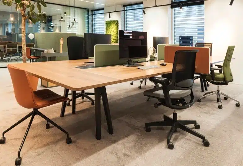 Moderne kantoorruimte met akoestische wanden en ergonomisch ontwerp voor een rustige werkomgeving