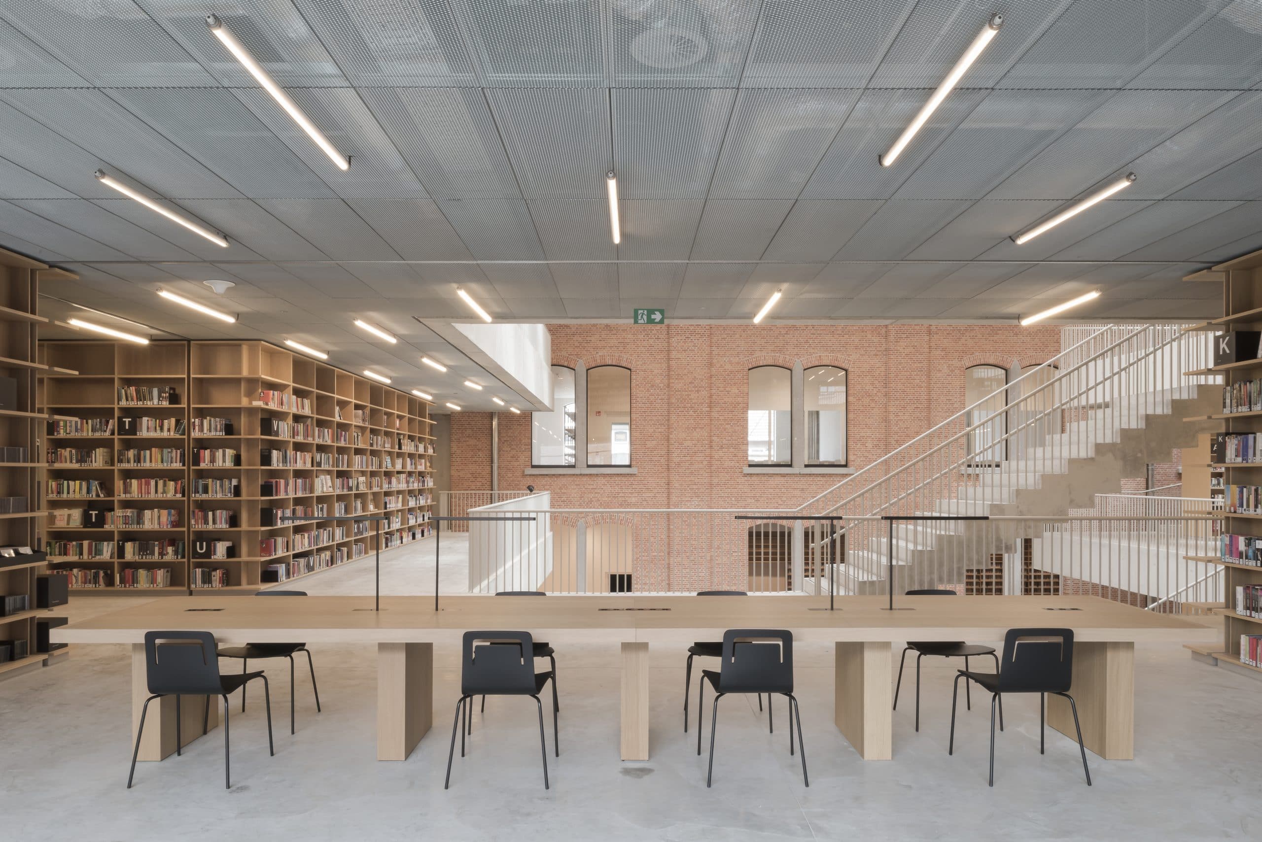 Lichte en open bibliotheekruimte ingericht voor de gemeente Aalst, in het Utopia-complex