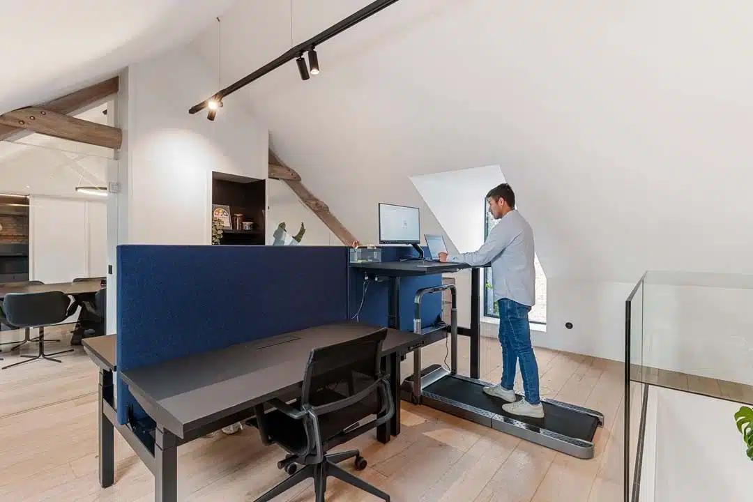Moderne werkplek met ergonomisch bureau en technologie voor optimale connectiviteit