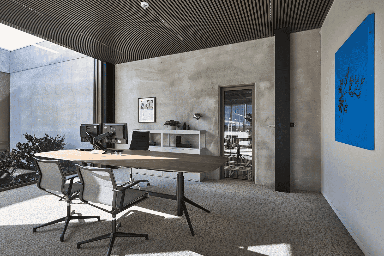 Lichte directiekantoor inrichting met grote ramen en eigentijdse materialen voor focus en openheid