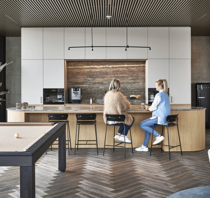 Gezellige koffiehoek in een duurzaam ingericht kantoor