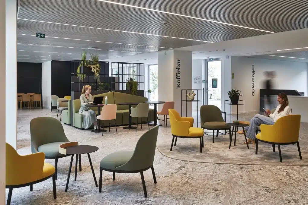 Moderne flex werkplek met zitjes en koffiebar voor informeel overleg