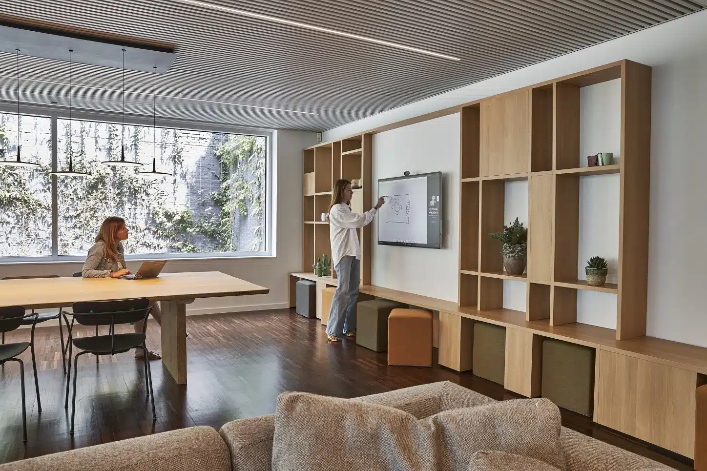 Creatieve flex werkplek met presentatiescherm en vergadertafel