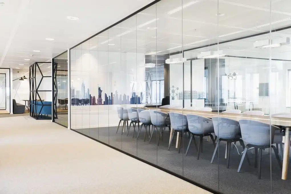 Transparante vergaderzaal met moderne inrichting en glaswanden voor bedrijf uit industriesector