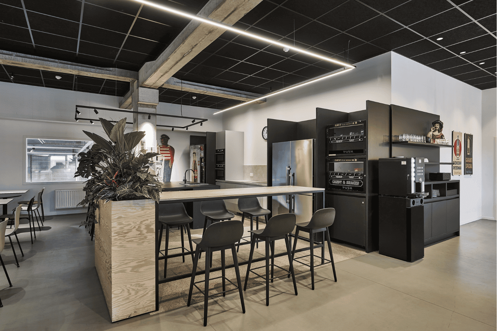 Cantine d'entreprise industrielle avec bar en bois et accents noirs