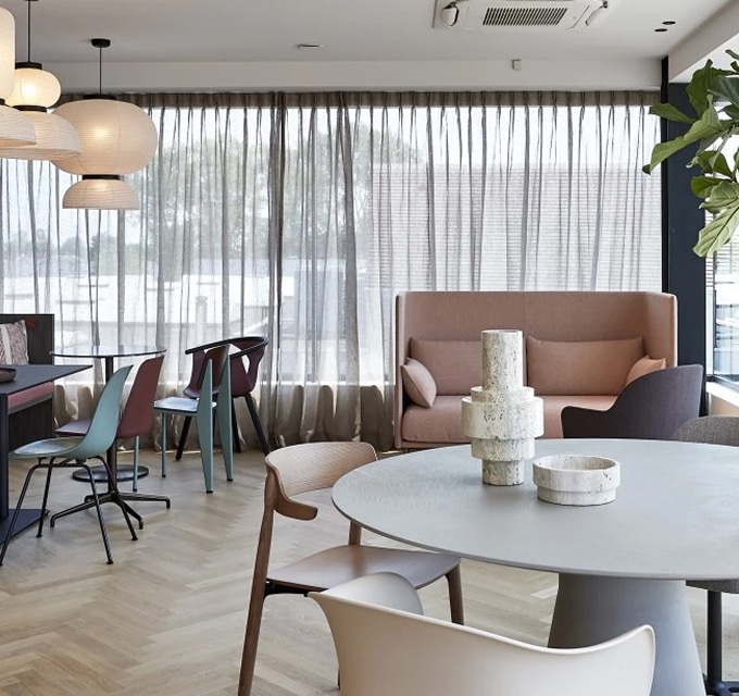 Lichte en sfeervolle kantoorinrichting met natuurlijke verlichting en modern meubilair