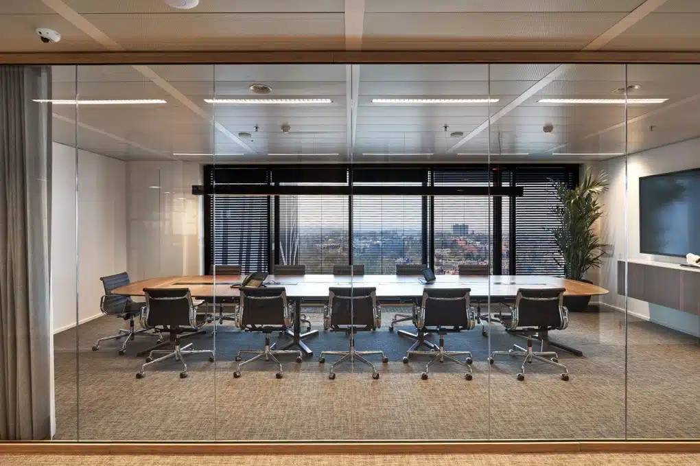 Stijlvolle kantoorinrichting met warme materialen en veel licht voor een inspirerende werkplek