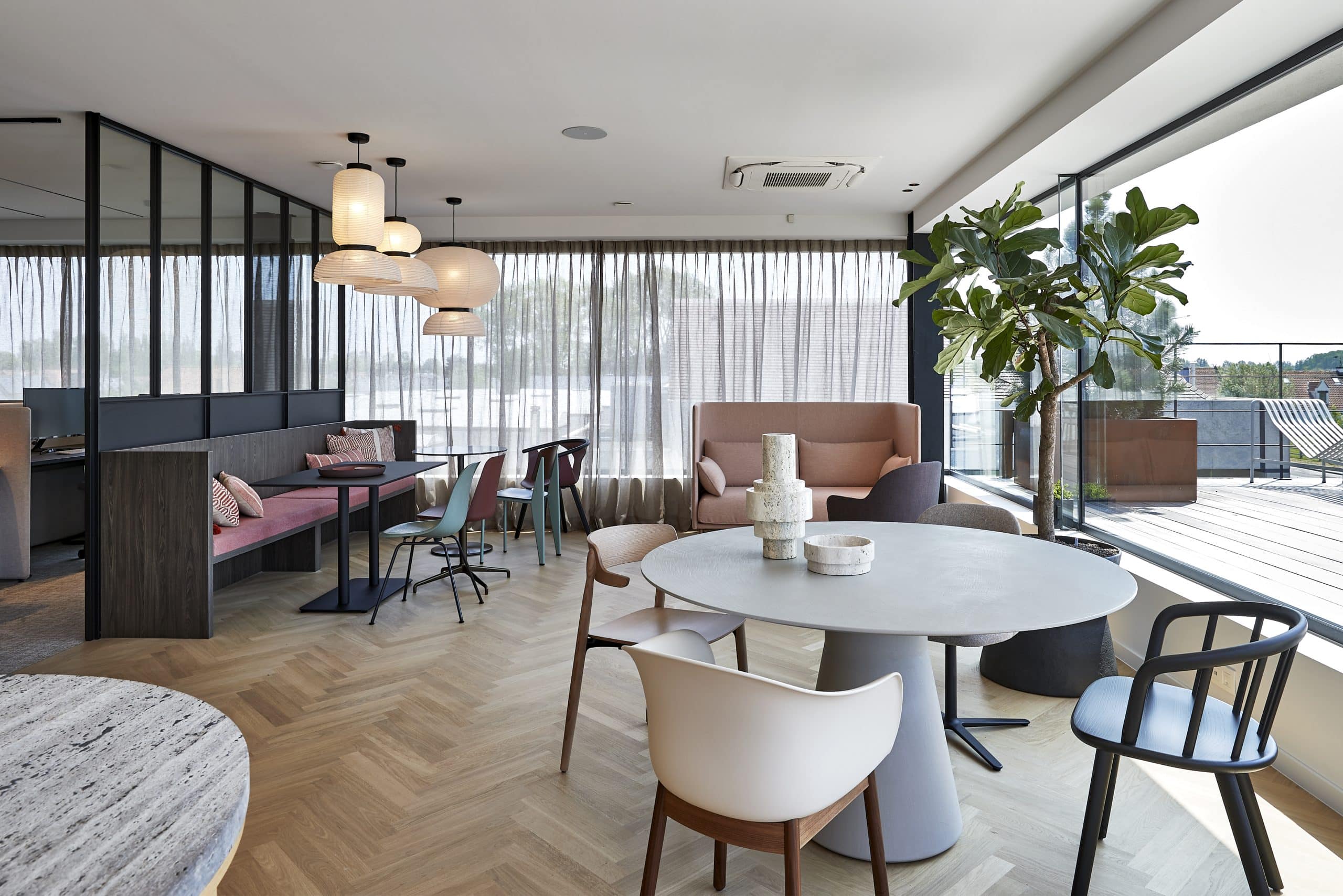 Lichte en moderne kantoorruimte met zithoek en natuurlijke elementen voor een aangename werkomgeving