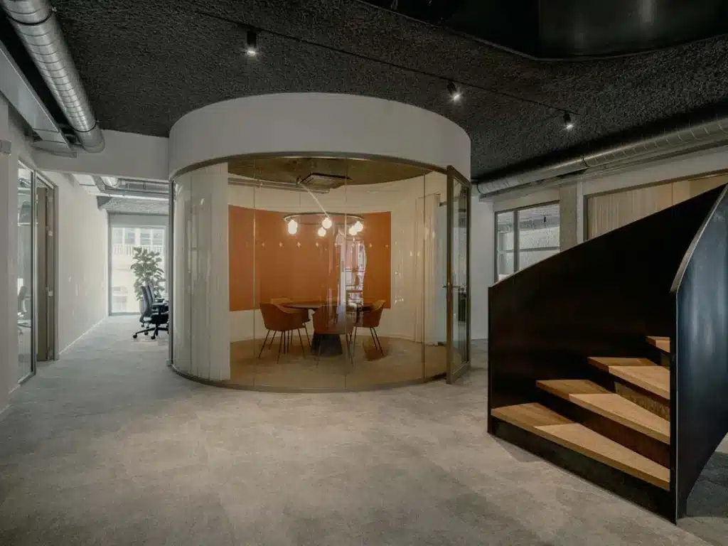 Luxe vergaderruimte met ronde glazen wanden en stijlvolle inrichting