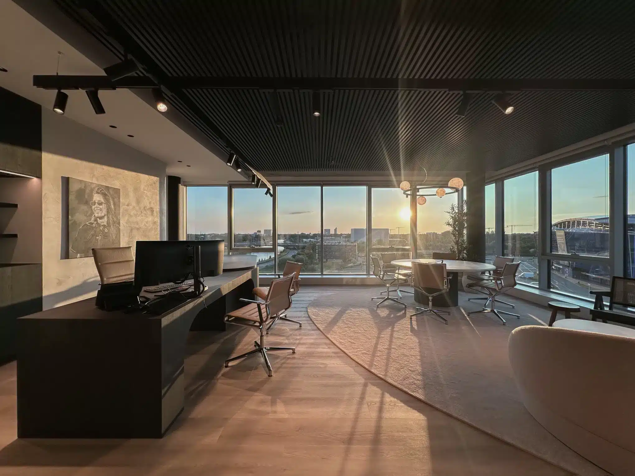 Luxe kantoorruimte met panoramisch uitzicht en warme zonsondergang