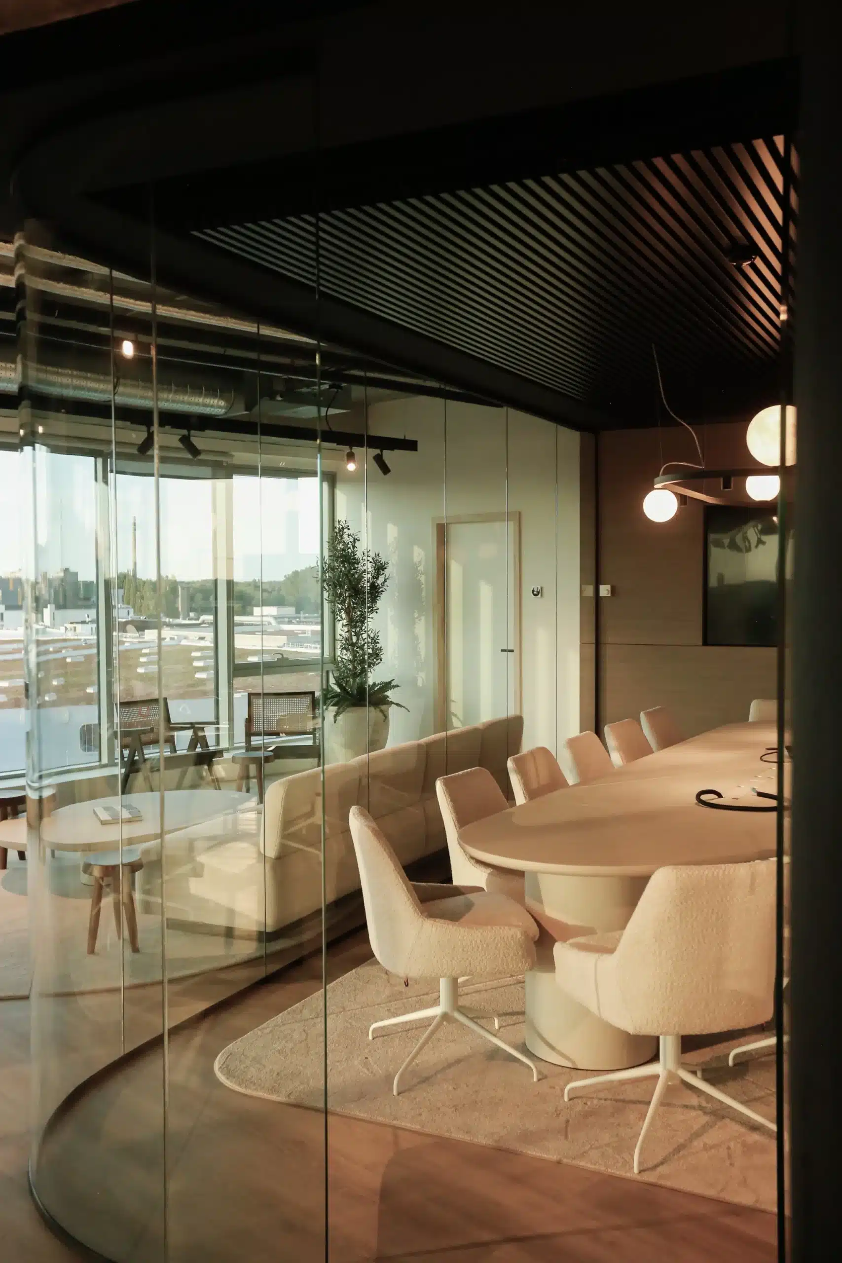 Luxe vergaderruimte met warme tinten, glazen wanden en stijlvolle meubels