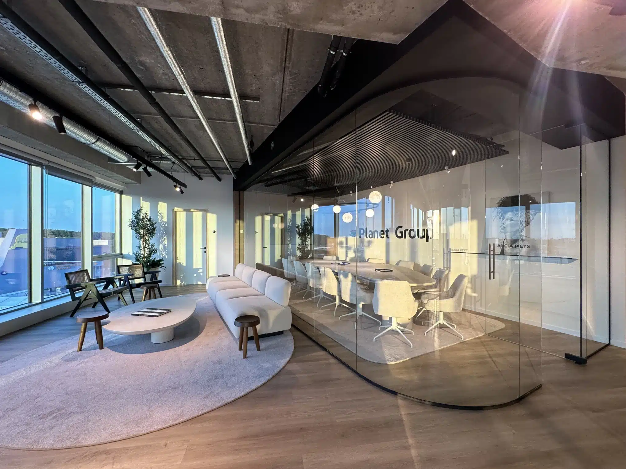 Luxe kantoorruimte met panoramisch uitzicht en warme zonsondergang