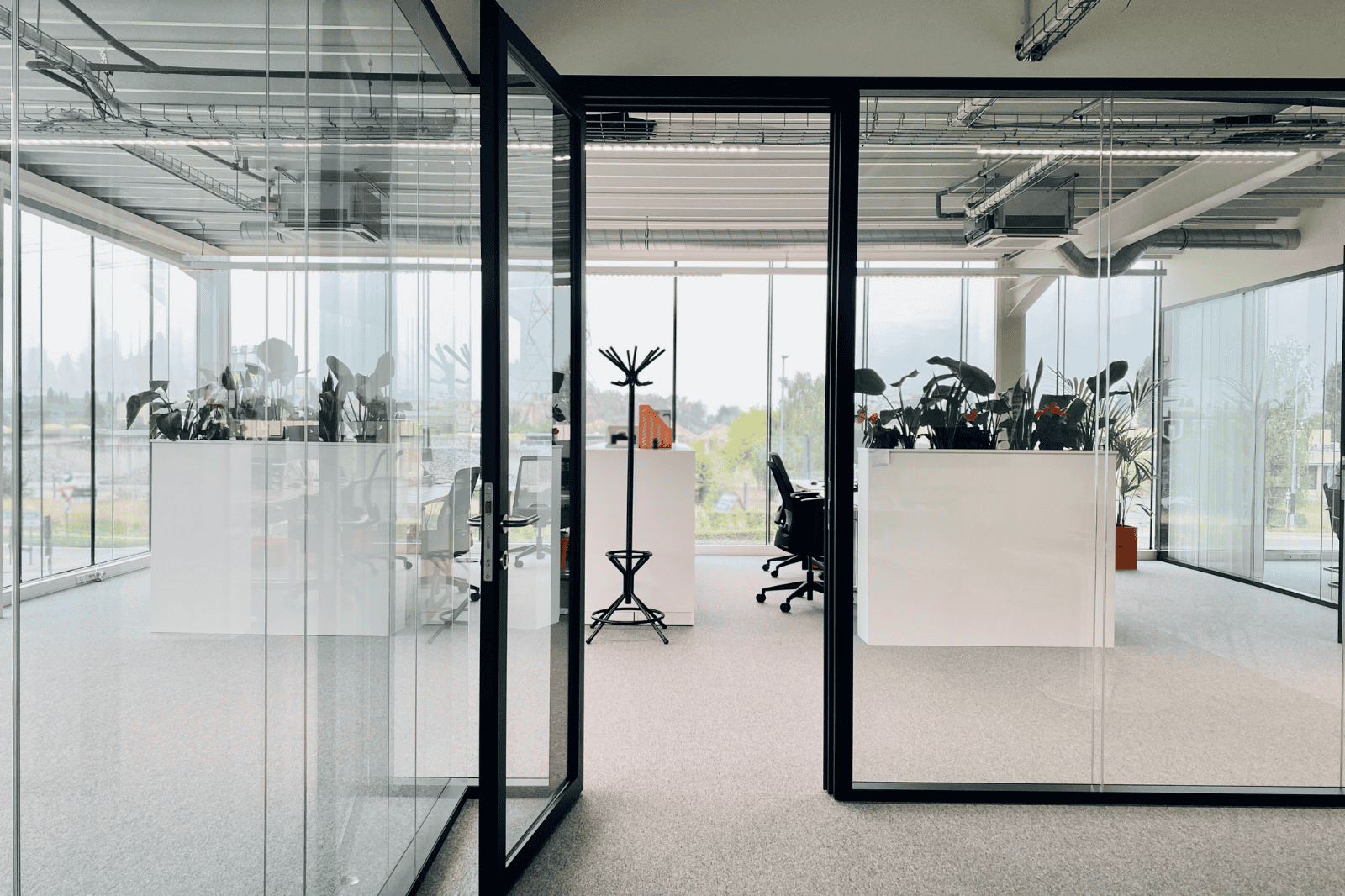 Moderne kantoorruimte met veel glas en daglicht