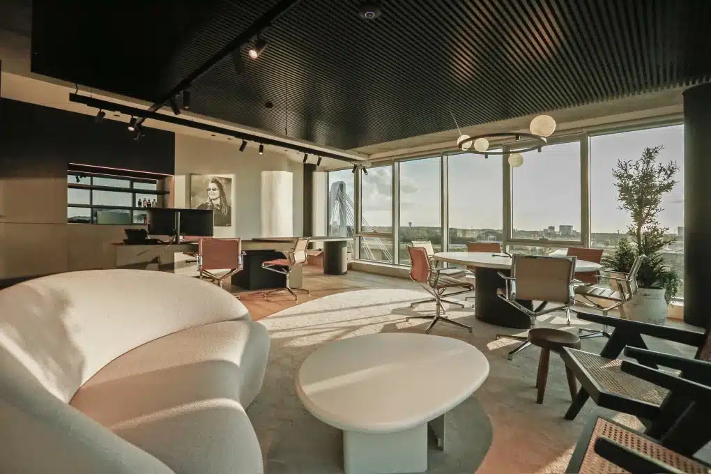 Vergaderruimte met moderne kantoorinrichting die comfort en professionaliteit uitstraalt