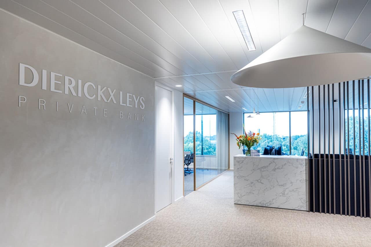 Moderne kantoorinrichting met houtaccenten en open indeling voor een warme, professionele uitstraling