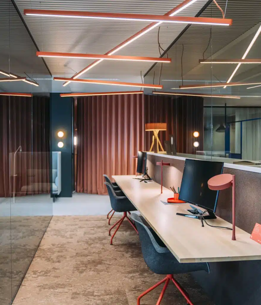 Stijlvolle werkplekken met moderne verlichting en strakke lijnen