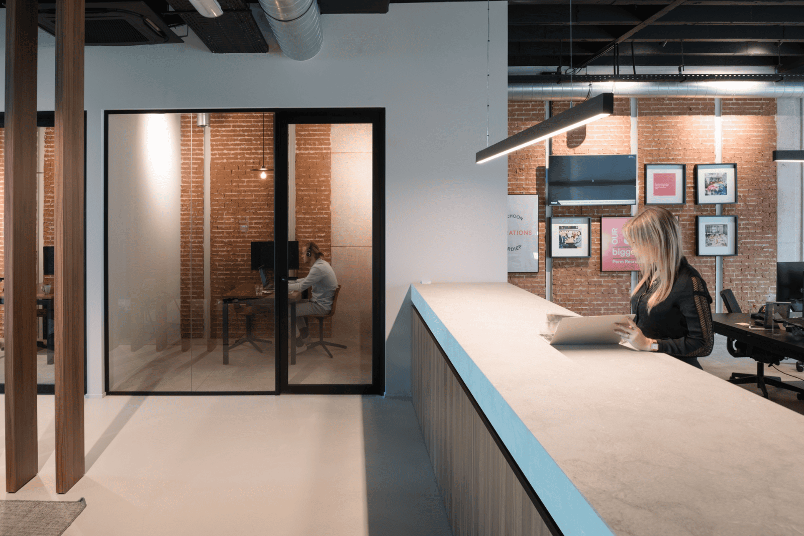 Strakke balie in een industrieel kantoorinterieur