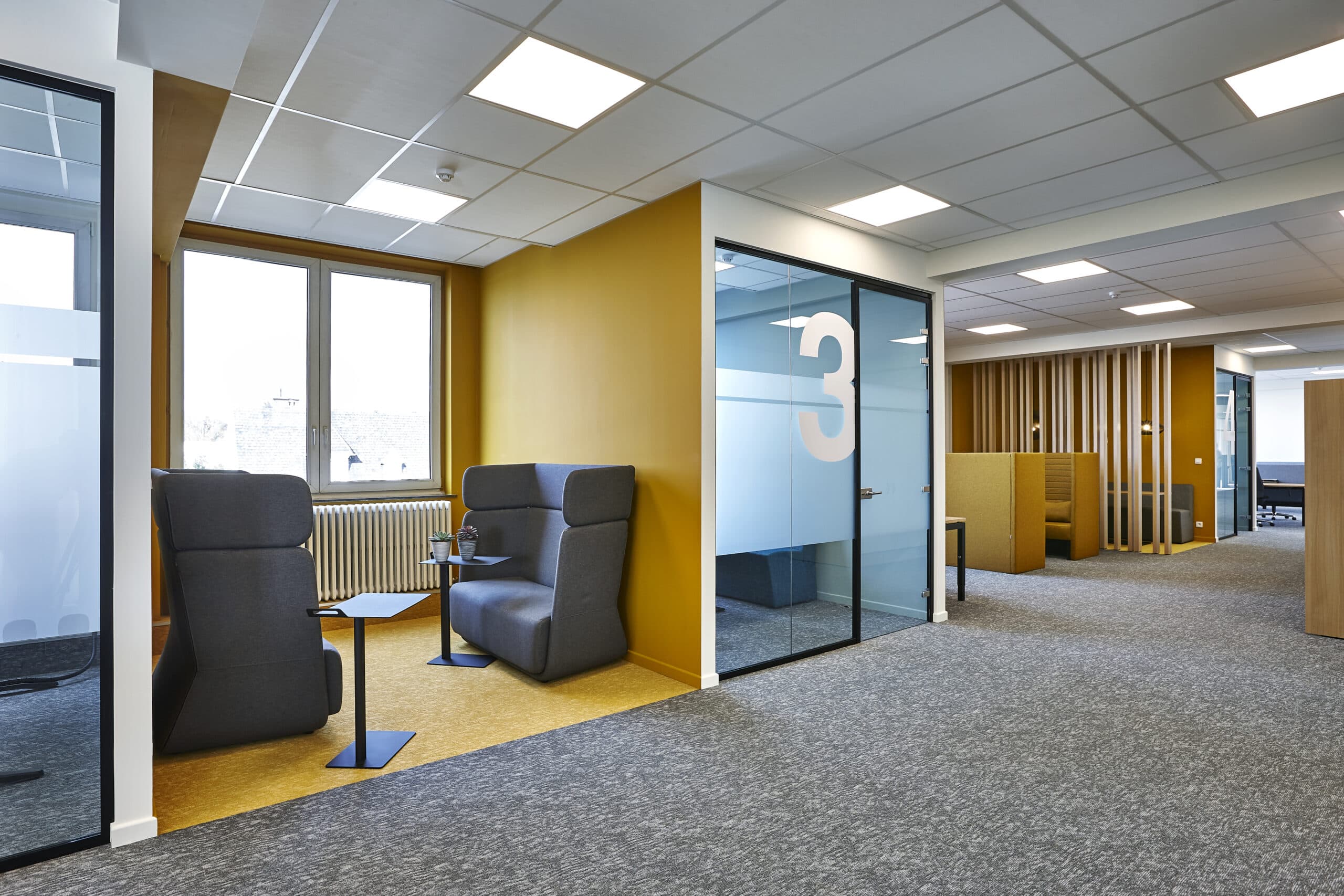 Stille zithoek in een kleurrijk kantoor voor geconcentreerd werken