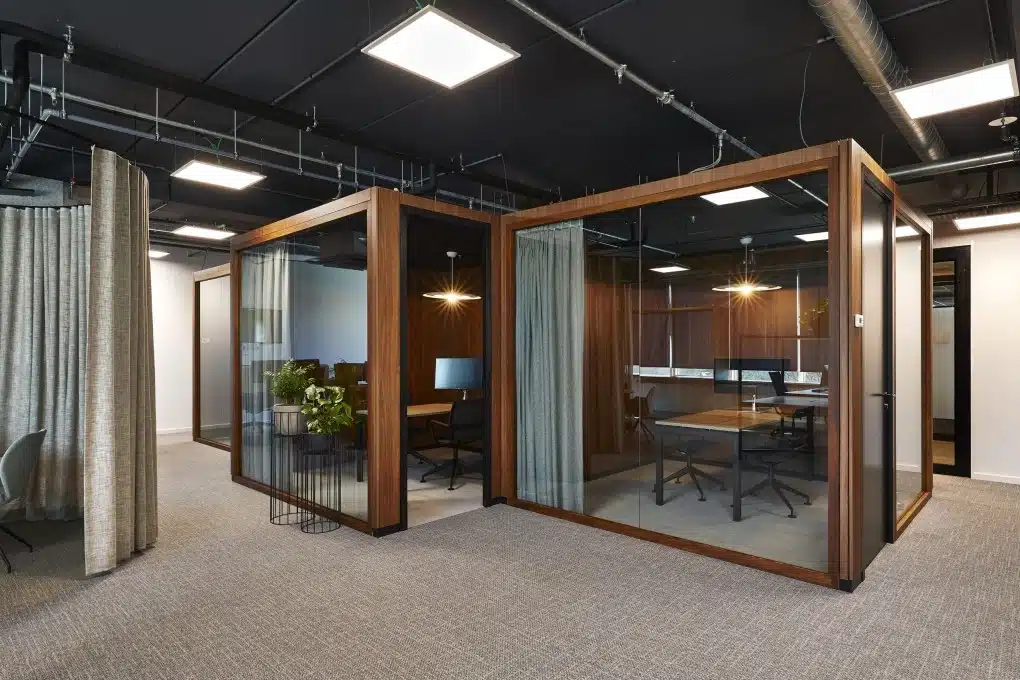 Moderne vergaderruimte met glazen wanden en warme houtaccenten voor verzekeringsprofessionals