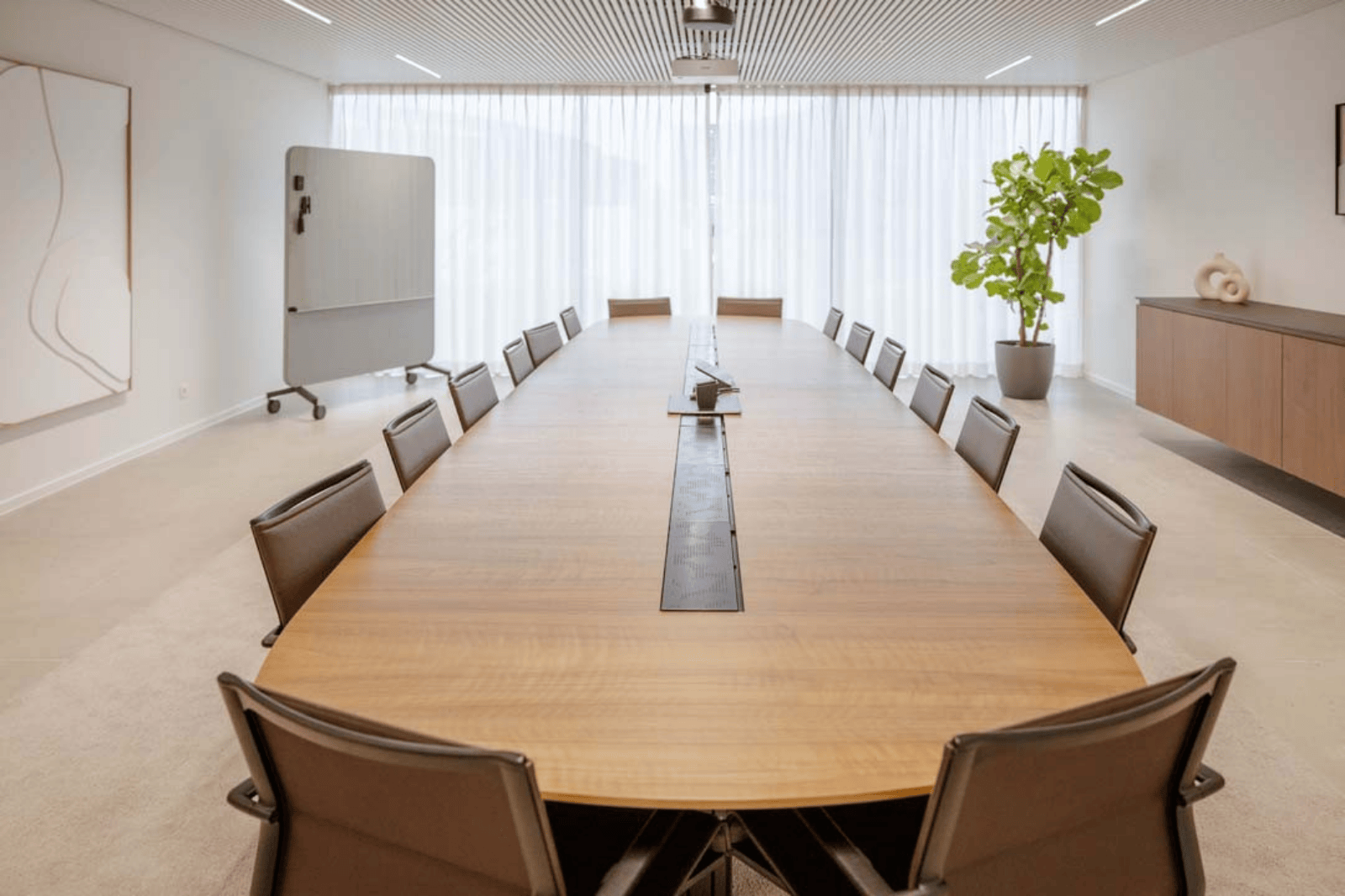 Strak ingerichte vergaderzaal met natuurlijke tinten en daglicht