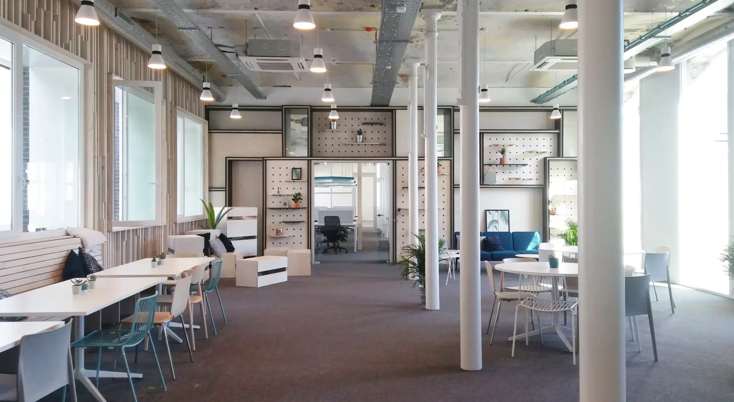 Coworkingruimte met warme materialen en eigentijds interieur die de merkidentiteit versterkt