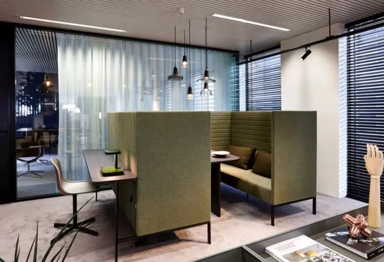 Akoestische zithoek biedt privacy en rust binnen flexwerkplek
