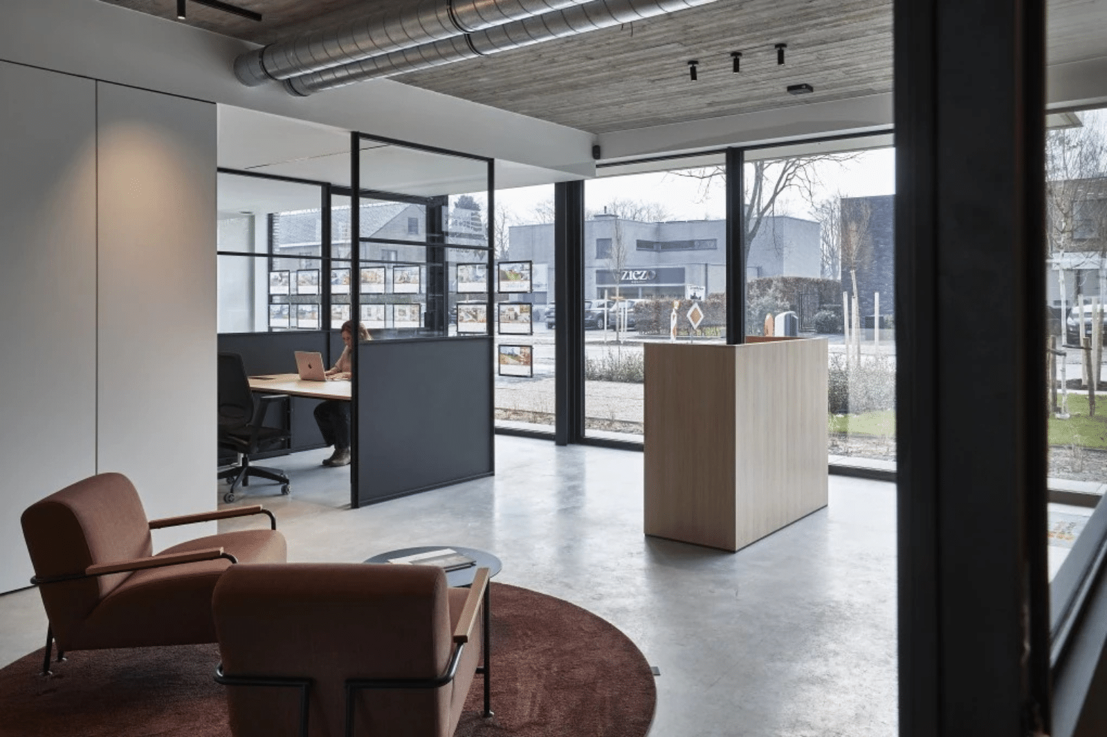 Aménagement de bureau épuré et fonctionnel pour une entreprise de construction et d'immobilier