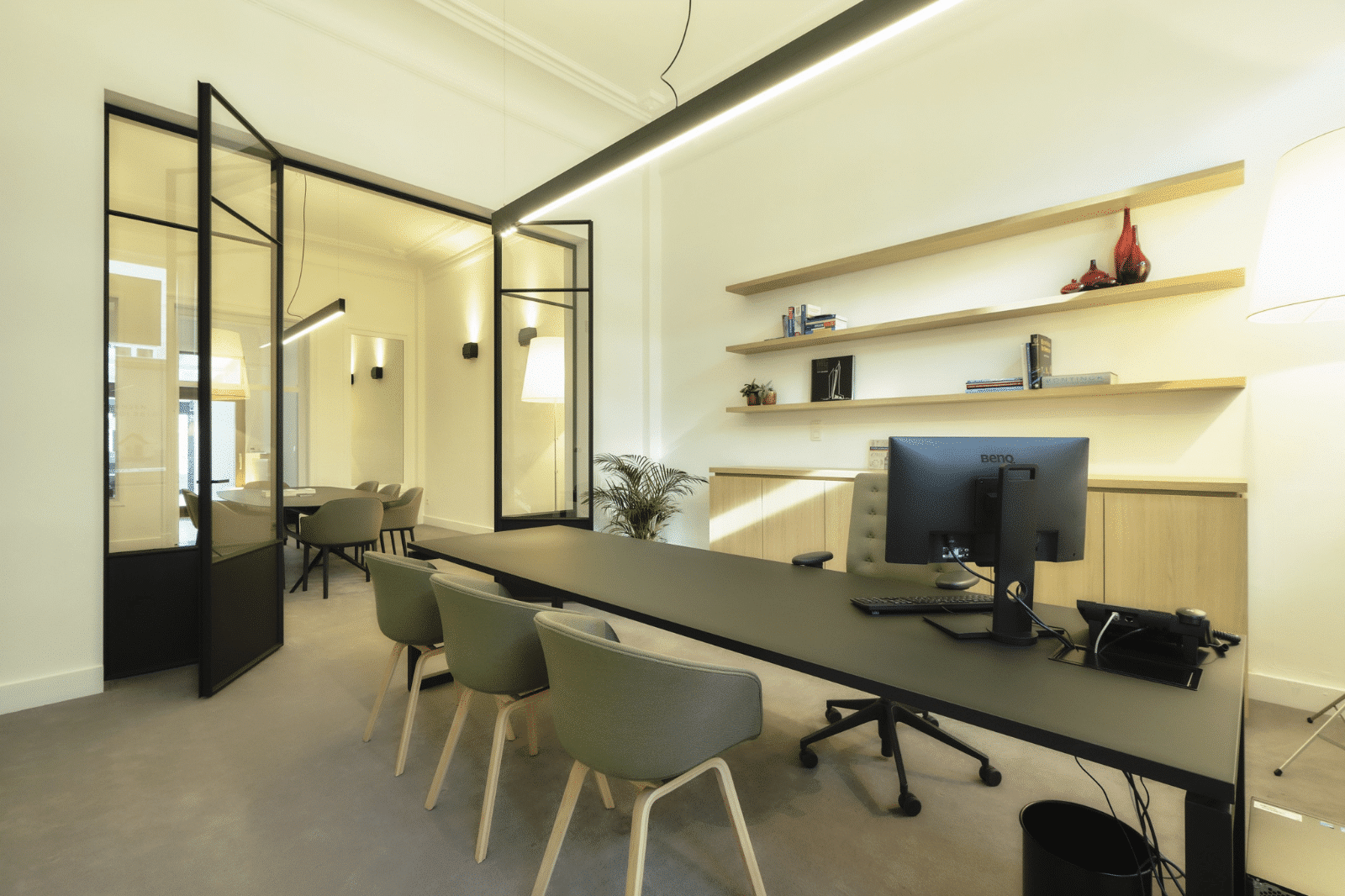 Professionele kantoorinrichting voor een vastgoedbedrijf met glazen vergaderruimte