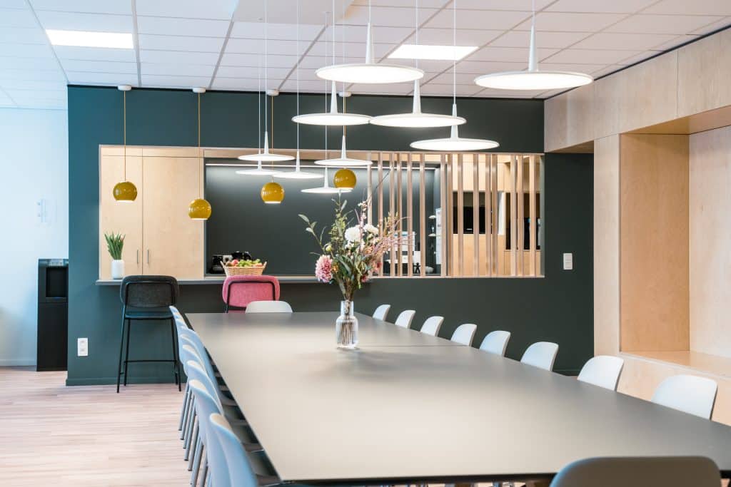 Stijlvolle werkplekken met ergonomisch meubilair en creatieve verlichting in een modern kantoor