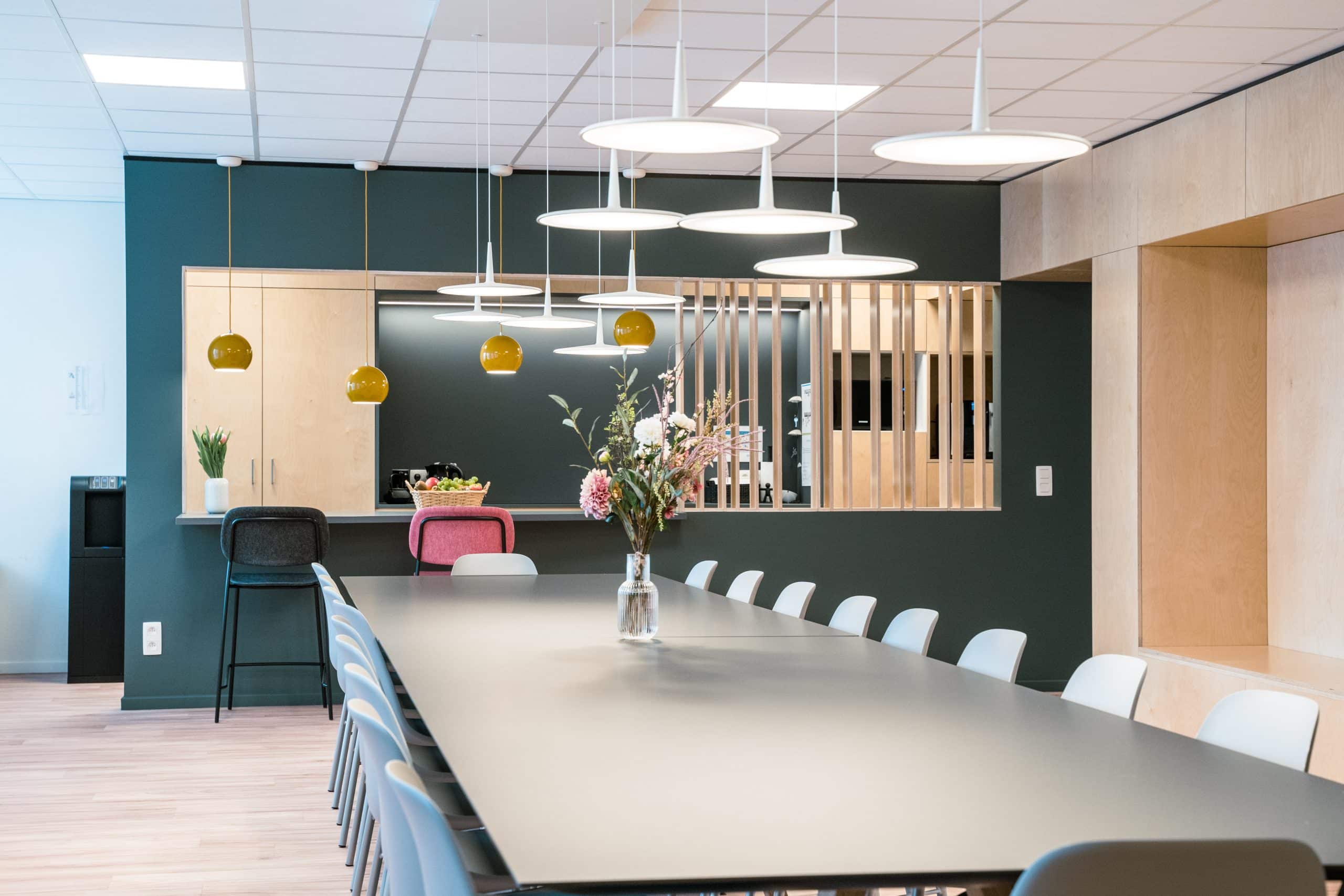 Stijlvolle werkplekken met ergonomisch meubilair en creatieve verlichting in een modern kantoor