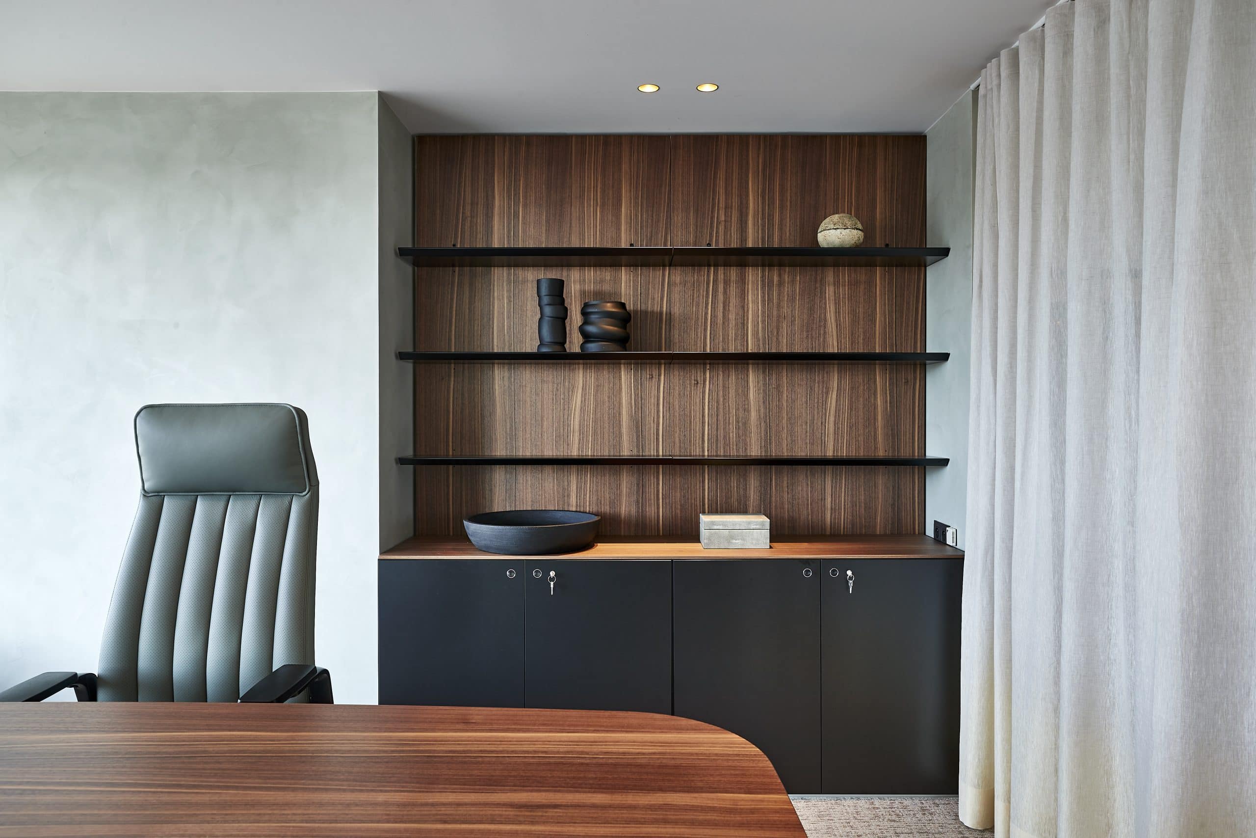 Strak en modern directiekantoor met houten accenten en open kastenwand