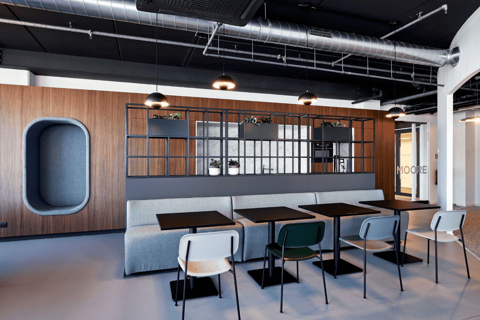 Cantine moderne avec mur en bois et éclairage industriel