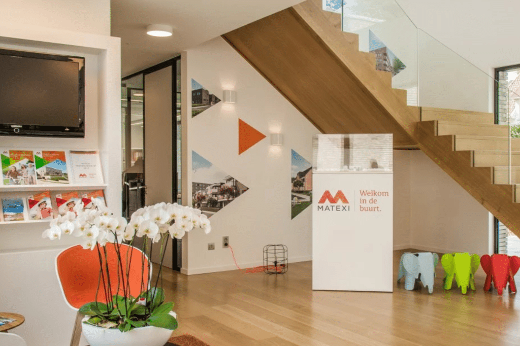 Espace d'accueil représentatif pour une entreprise immobilière axé sur l'expérience client