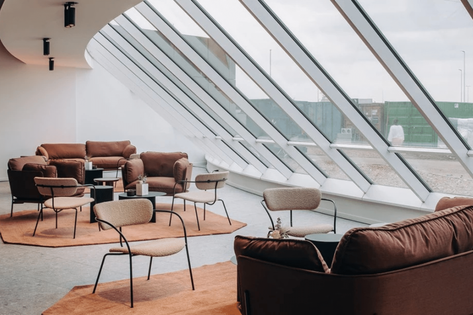 Espace d'accueil moderne pour une entreprise de construction avec beaucoup de lumière et des matériaux chaleureux