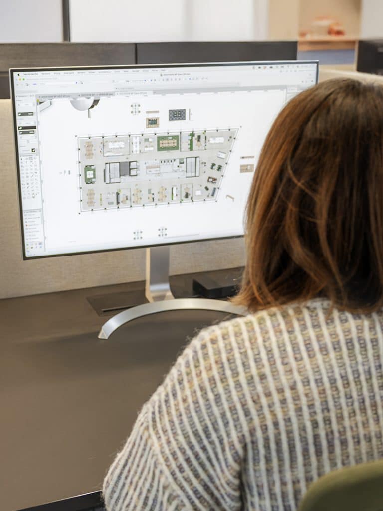 Ontwerpfase van een directiekantoor weergegeven op computerscherm