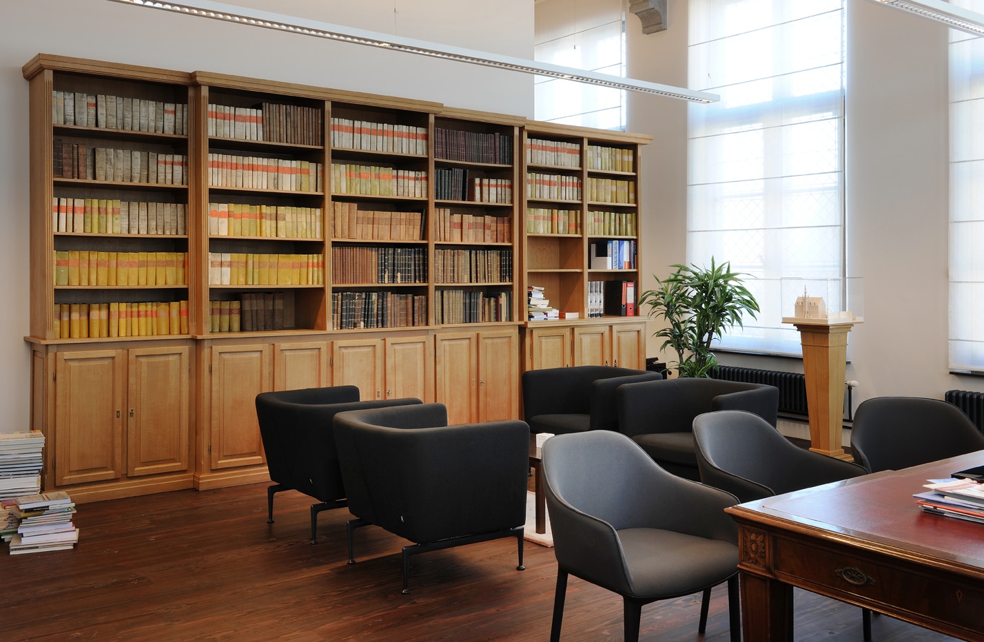 Overheidsruimte met veel daglicht en strategisch geplaatste planten voor een rustige en uitnodigende sfeer