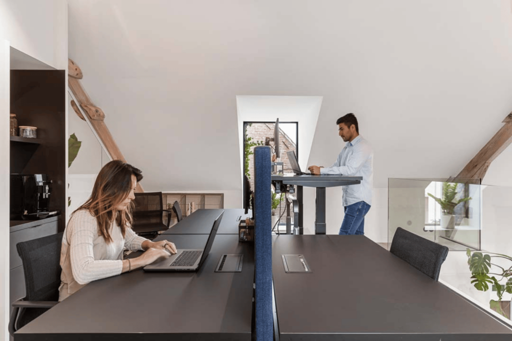 Kantoorinrichting door Buro Project met een moderne werkplek met benchdesk, akoestische scheiding en zit-sta bureau.