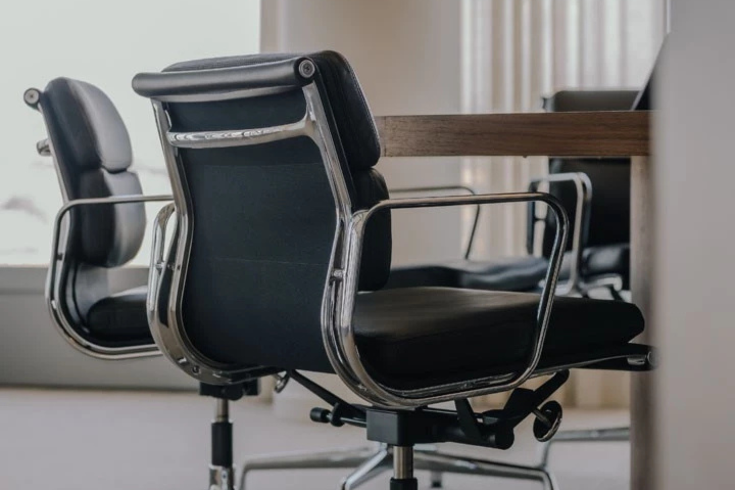 Ergonomische bureaustoel in een advocatenkantoor voor comfortabel werken tijdens lange dossiersessies