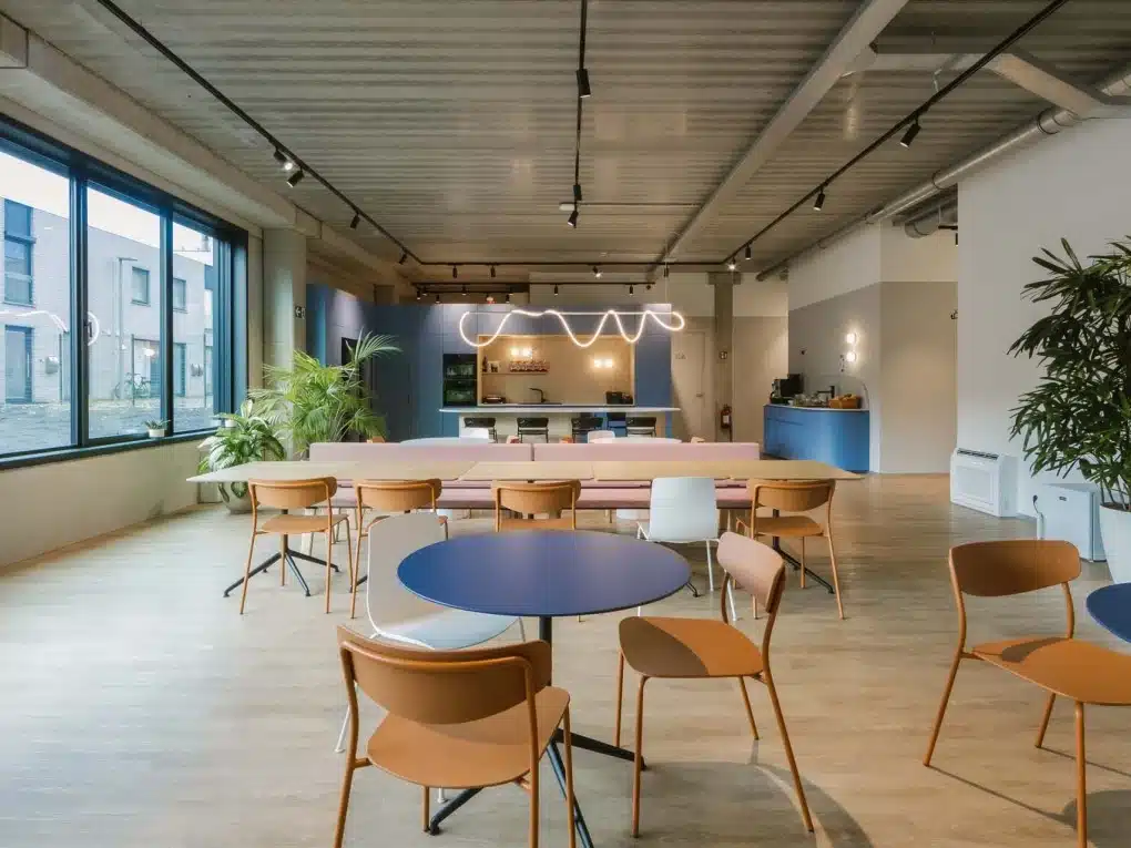 Hybride werkplek in een consultancykantoor met focusruimtes, overlegplekken en veel daglicht