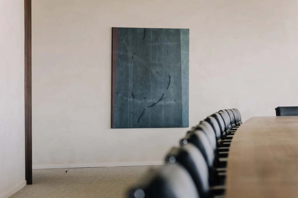 Boardroom in een advocatenkantoor met lange tafel en lederen stoelen voor een professionele uitstraling