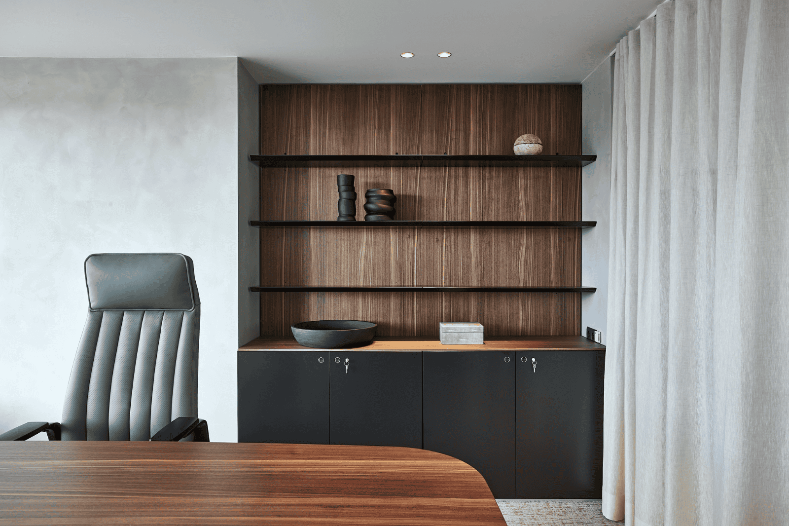 Kantoorinrichting door Buro Project in een strak directiekantoor met houten wandkasten, opbergruimte en ergonomische bureaustoel.