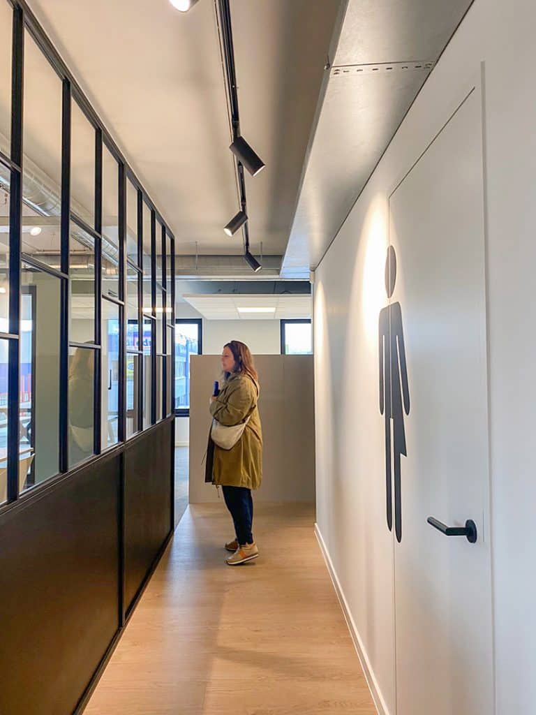 Kantoorinrichting met een opleveringsrondgang langs glaswanden en afgewerkte kantoorruimtes