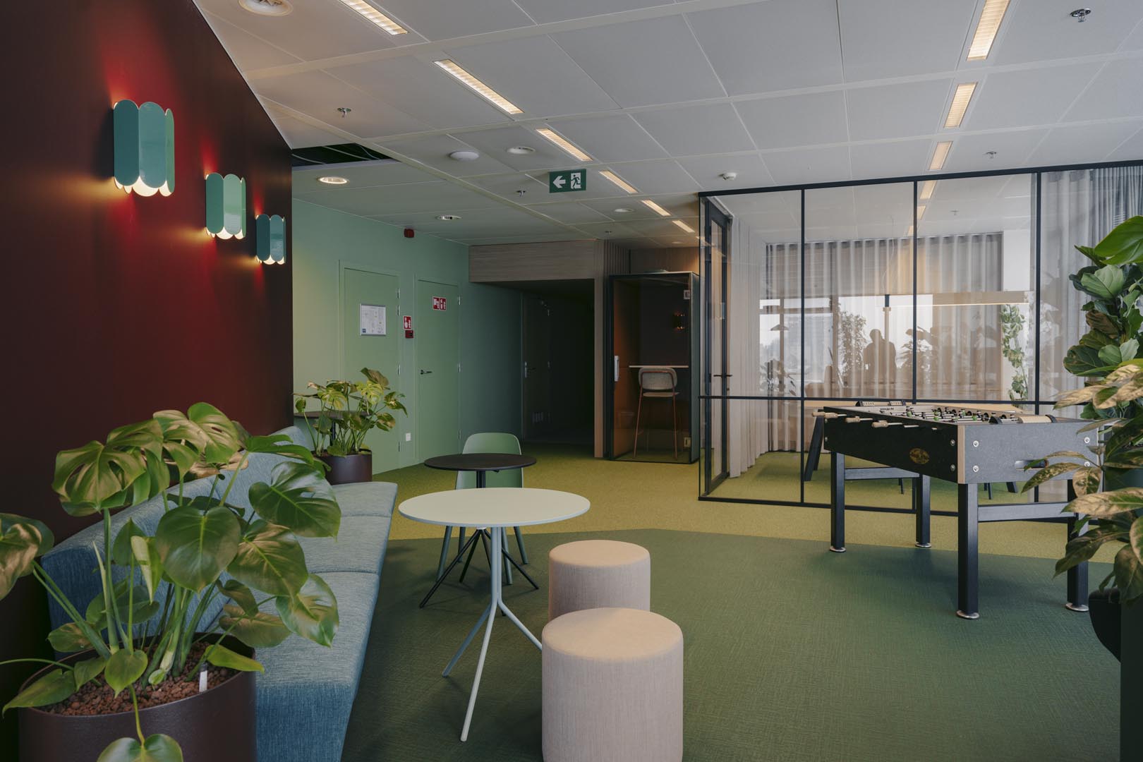 Werk- en overlegplekken ingericht met natuurlijke materialen, veel groen en een tijdloos, duurzaam ontwerp