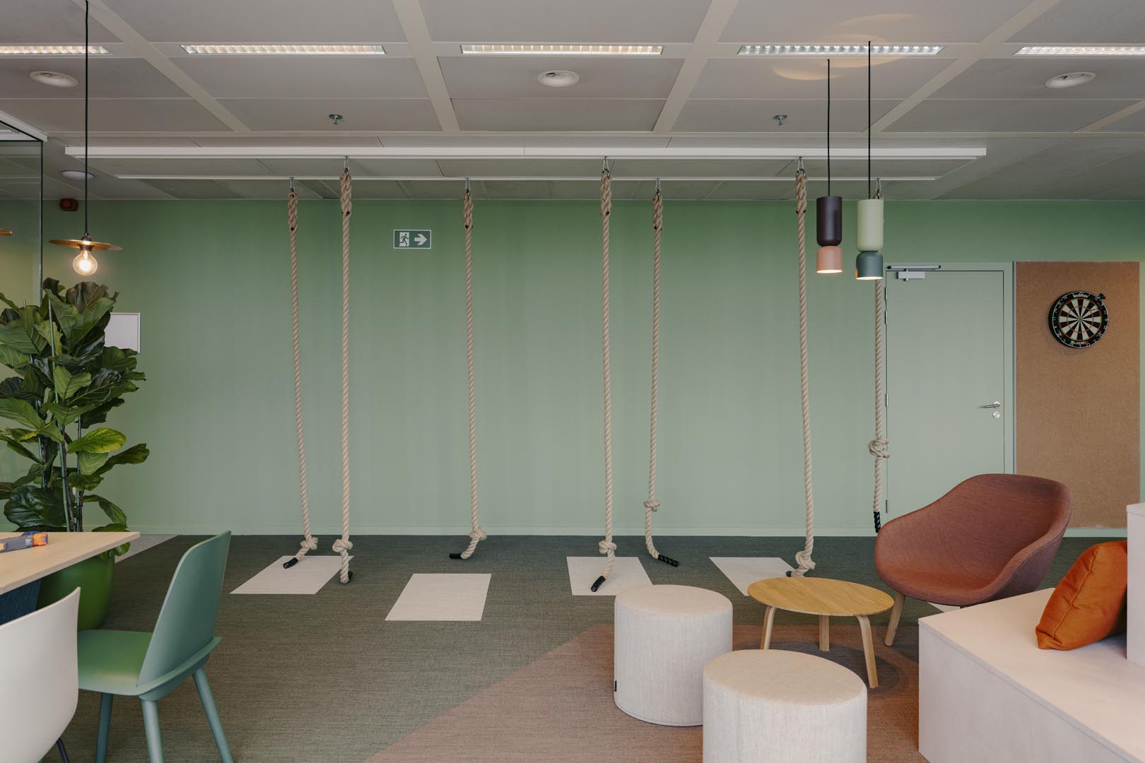 Loungeachtige kantoorruimte waarin kleur, meubilair en indeling de merkidentiteit tastbaar maken