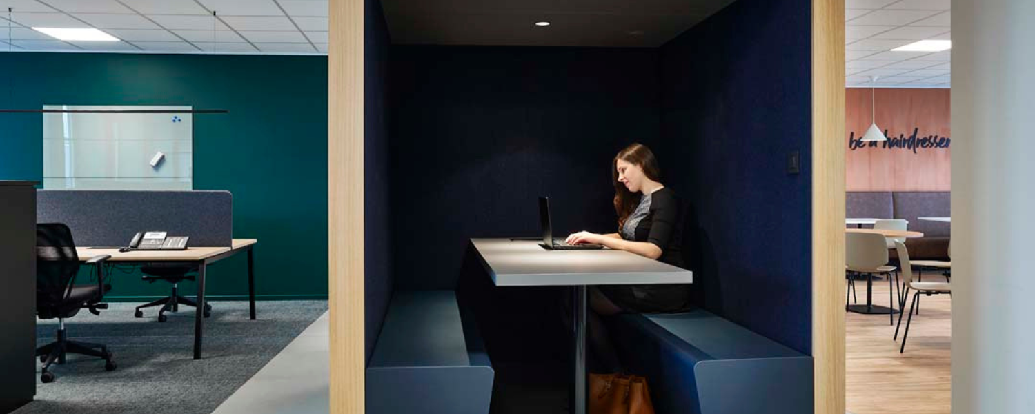 Hoe verbeter je de akoestiek in een kantoor zonder grote verbouwing?