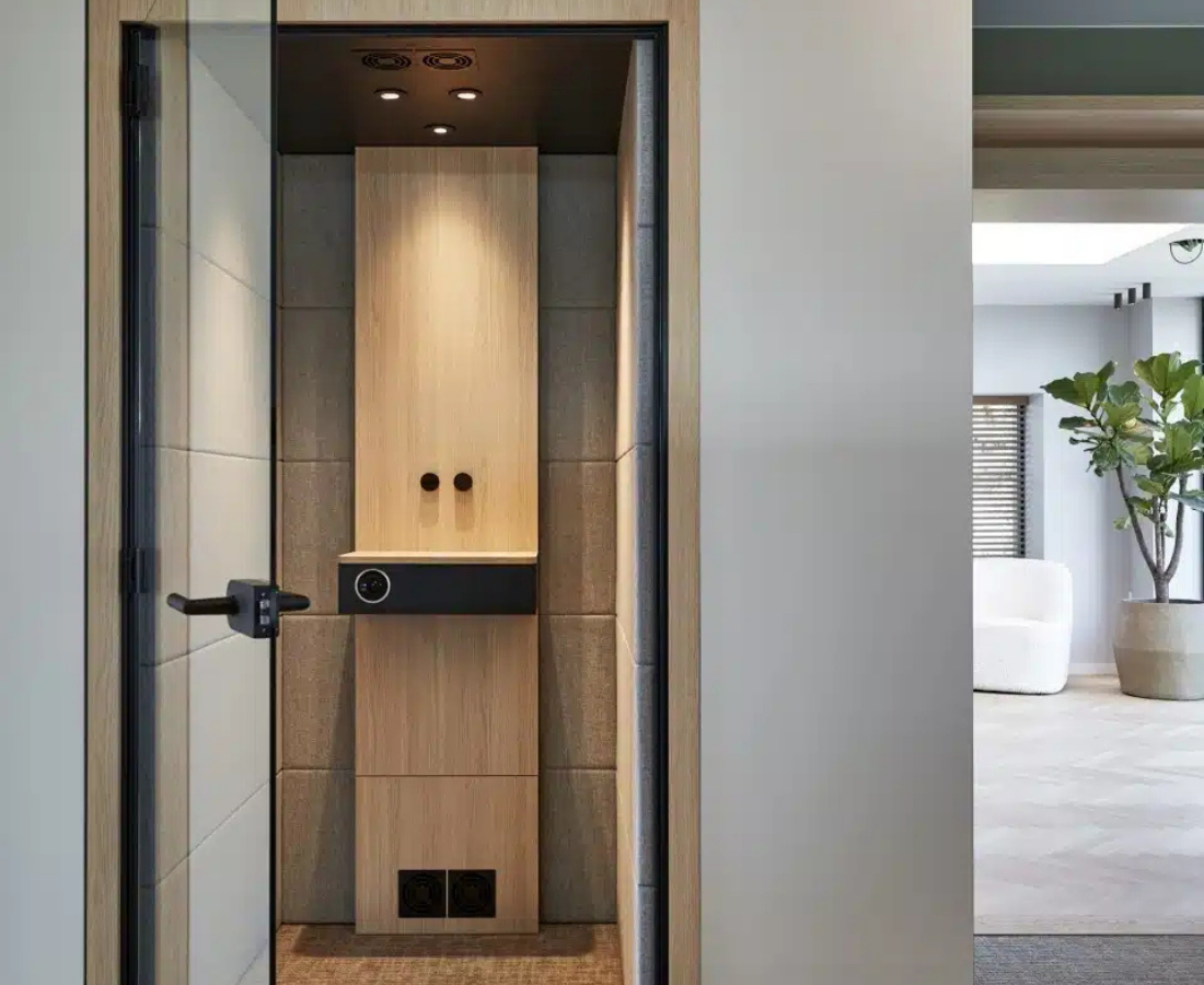 Compacte belcel met akoestische wandbekleding voor meer spraakprivacy in een open kantoor