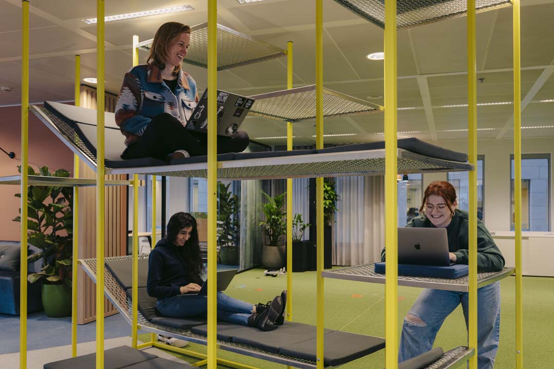 Creatieve werkzone met speelse niveaus en flexibele zitplekken voor inspirerend samenwerken