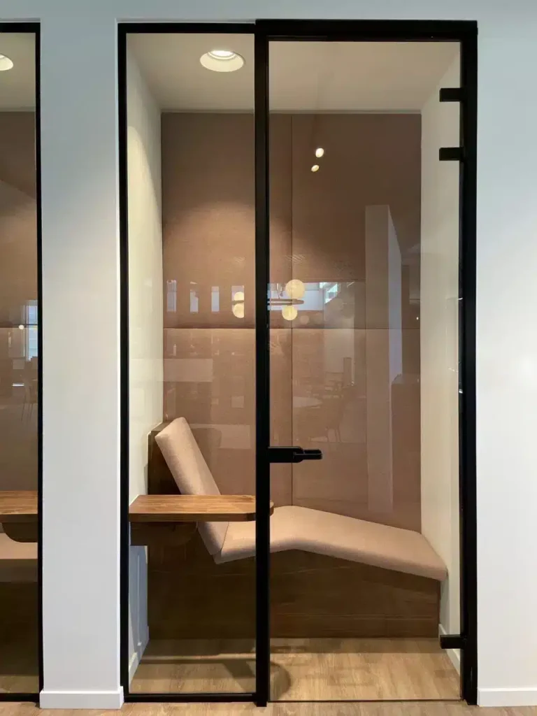 Afgesloten phonebooth met akoestische wandpanelen voor stille calls en betere spraakprivacy op kantoor