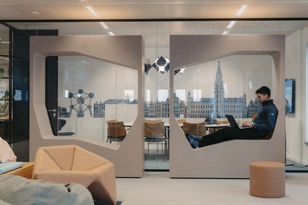 Afgeschermde werk- en overlegpods met akoestische wanden voor minder geluidsoverlast