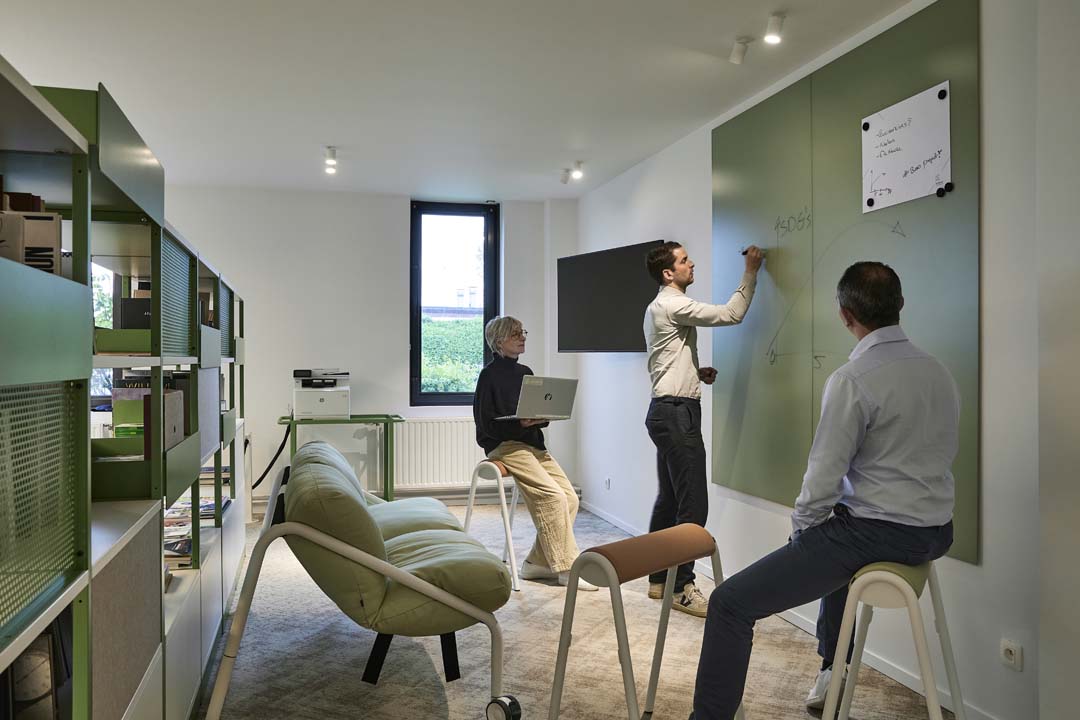 Kleine vergaderruimte met whiteboard voor focusoverleg en projectmatig samenwerken